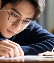  男子室内专注看书特写2526#竖屏 	 