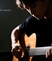  男子室内弹奏吉他5774#竖屏 	 