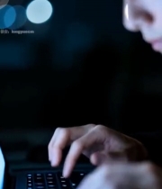  男子夜晚专注使用笔记本电脑(1)3206#竖屏 	 