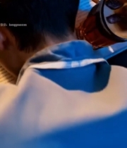  男子苦恼地趴在学习资料上1161#竖屏 	 