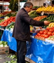  男子菜市场挑选蔬菜水果4531#竖屏 	 