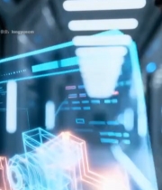  男子操作未来感全息屏幕1258#竖屏 	 