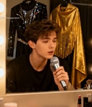  男性艺人后台手持麦克风画面6503#竖屏 	 