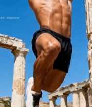  男子户外古迹旁做引体向上2348#竖屏 	 