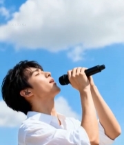  男子户外手持话筒唱歌5024#竖屏 	 