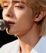  男子对着麦克风唱歌特写3072#竖屏 	 