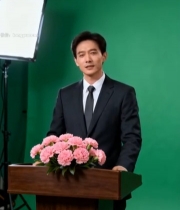  男士绿幕前于讲台发言素材7332#竖屏 	 