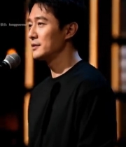  男士对着麦克风讲话1797#竖屏 	 