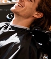  男士在理发店洗头微笑2787#竖屏 	 