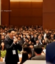  男士手持麦克风发言素材4378#竖屏 	 