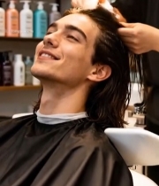  男士在理发店接受理发服务181#竖屏 	 