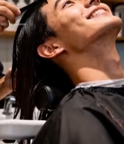  男士在理发店享受洗发服务3061#竖屏 	 