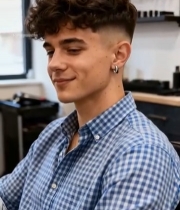  男士在理发店享受理发服务1864#竖屏 	 