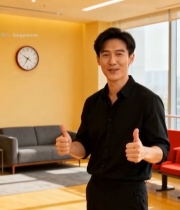  男士在室内竖起大拇指5121#竖屏 	 