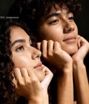  男女托腮对视素材6208#竖屏 	 