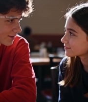  男孩女孩桌边对视4205#竖屏 	 