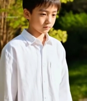  男孩户外白衬衫特写4217#竖屏 	 