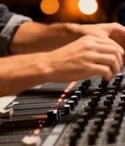  男人操作调音台音频制作画面3922#竖屏 	 