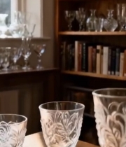  木桌摆放雕花玻璃酒杯4851#竖屏 	 