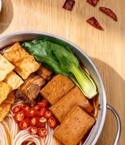  木桌盛放的特色螺蛳粉956#竖屏 	 