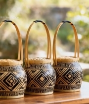  木桌上的传统竹编提篮5608#竖屏 	 