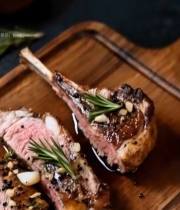  木制砧板上的烤羊排6403#竖屏 	 