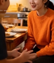  母子厨房餐桌前温馨对视6356#竖屏 	 