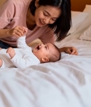  母亲与婴儿床上互动4396#竖屏 	 