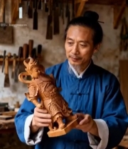  木雕匠人手持木雕作品(1)1846#竖屏 	 