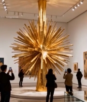  美术馆内人们拍摄金色艺术装置3808#竖屏 	 