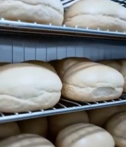  面包架上整齐摆放的面包3504#竖屏 	 