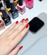  美甲师为顾客美甲特写829#竖屏 	 