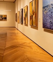  美术馆内手势点赞绘画作品2801#竖屏 	 