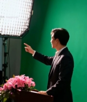  绿幕前演讲男士手势动作素材978#竖屏 	 