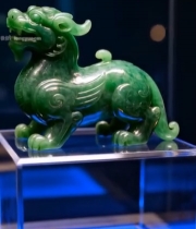  绿色玉雕麒麟摆件特写7717#竖屏 	 
