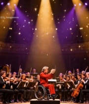  轮椅指挥家指挥交响乐团演出5415#竖屏 	 