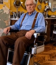  老人坐于理发店理发椅上1718#竖屏 	 