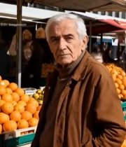  老人于菜市场前的特写3416#竖屏 	 