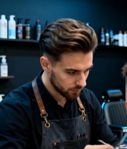  理发师为顾客理发素材3424#竖屏 	 