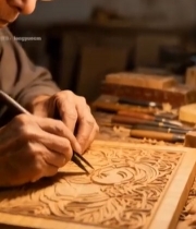  老人专注进行木雕创作6077#竖屏 	 