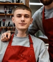  理发师与顾客在理发店合影4137#竖屏 	 