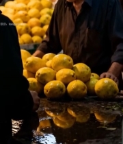  老人在市场售卖水果75#竖屏 	 