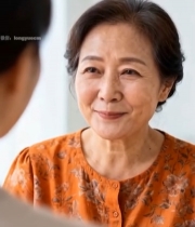  老年女性与他人室内交流画面3767#竖屏 	 