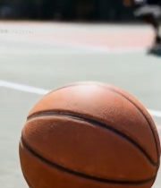  篮球场上的篮球特写591#竖屏 	 