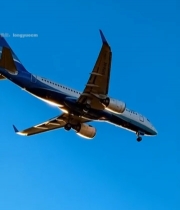  蓝天中飞行的客机1867#竖屏 	 