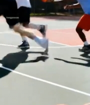  篮球场上的篮球特写591#竖屏 	 