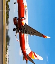  客机起飞离地瞬间6468#竖屏 	 