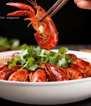  筷子夹起盘中小龙虾472#竖屏 	 