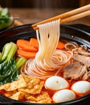  筷子夹起热气腾腾的米线4600#竖屏 	 