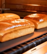  烤箱中烘焙的面包6525#竖屏 	 